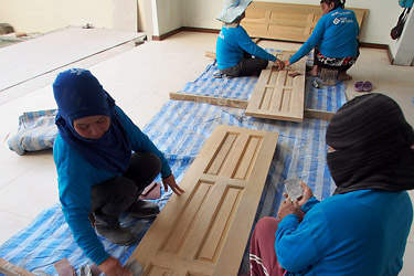 Preparing for wood door painting